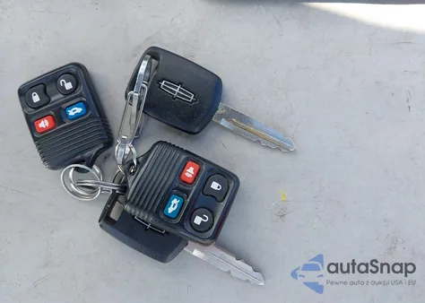 2005 Lincoln Town Car Signature Limited from USA, damaged, VIN 1LNHM82W05Y664360